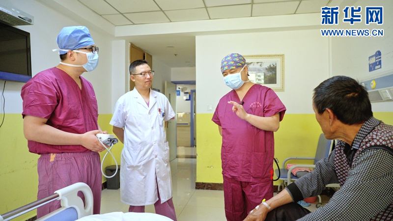 郭应强（右二）在延安大学附属医院进行义诊查房